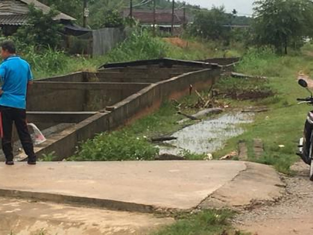 Tin tức trong ngày - Chuyện lạ: Kênh bê tông bỗng dưng trồi lên mặt đất hơn nửa mét