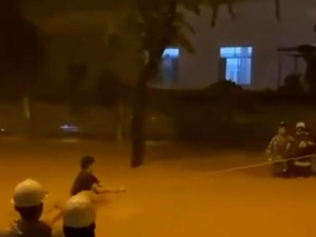 Căng dây giải cứu người dân Đà Nẵng giữa dòng nước dữ trong đêm