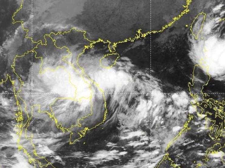 Áp thấp nhiệt đới đổ bộ đất liền Quảng Nam - Quảng Ngãi, mưa lớn kéo dài