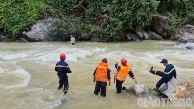 Tin tức 24h qua: Nước ngập ngang người, xe cộ chết máy nằm la liệt sau trận mưa lũ chưa từng thấy ở Đà Nẵng - 5