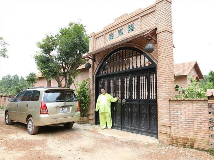 Đời sống Showbiz - Bên trong biệt phủ 1.600m2 của danh hài Sài thành tuyên bố "hạng A về tài sản"