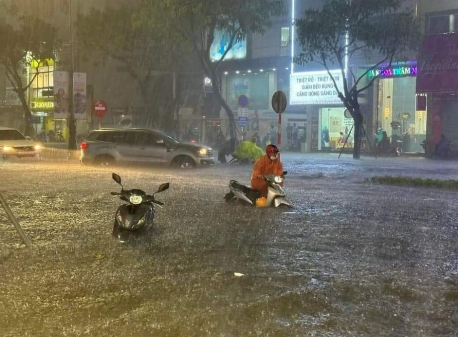 Mưa to xối xả trút xuống khiến nhiều nơi tại TP Đà Nẵng ngập sâu