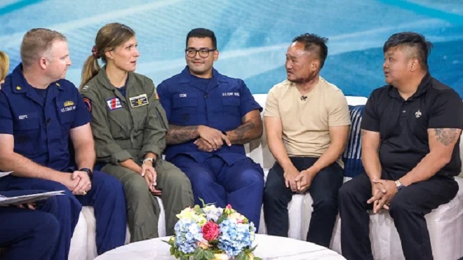 Luan Nguyen và Phong Le gặp lại các thành viên lực lượng tuần duyên Mỹ đã giải cứu họ khỏi sau 28 giờ lênh đênh trên biển.