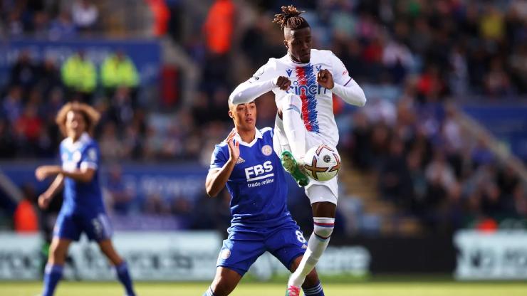 Crystal Palace (áo trắng) tạo ra nhiều khó khăn trước Leicester
