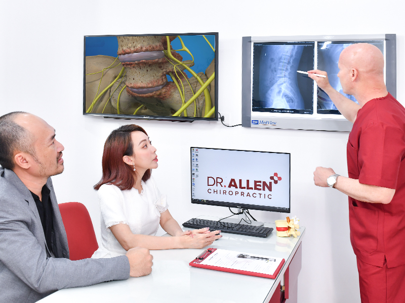 Bác sĩ, tiến sĩ Thần kinh cột sống - Dr.Mark, hơn 25 năm kinh nghiệm trực tiếp thăm khám cho diễn viên Thu Trang.