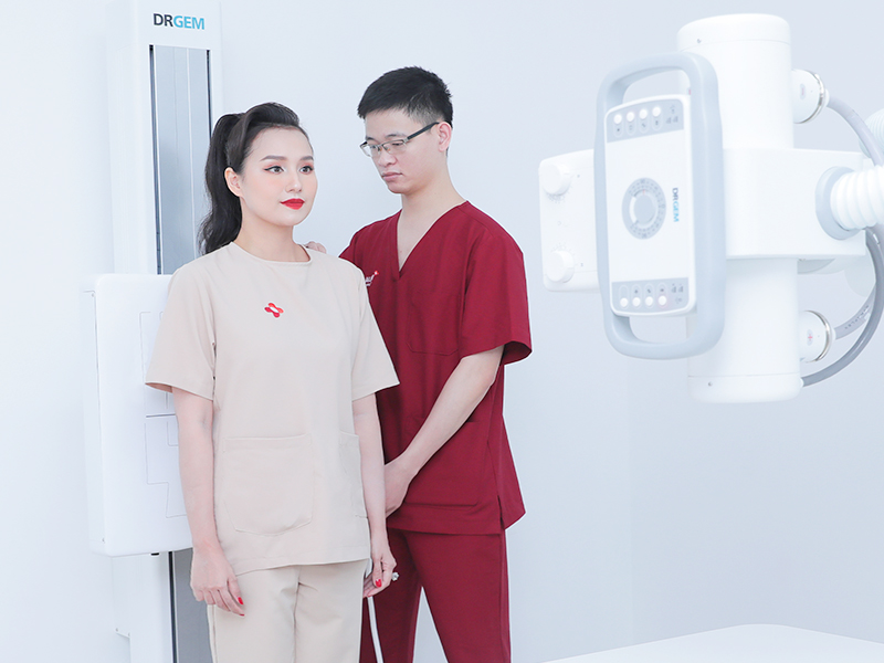 Diễn viên Lã Thanh Huyền chụp X-quang ngay tại phòng khám Dr.Allen Chiropractic giúp tiết kiệm thời gian.