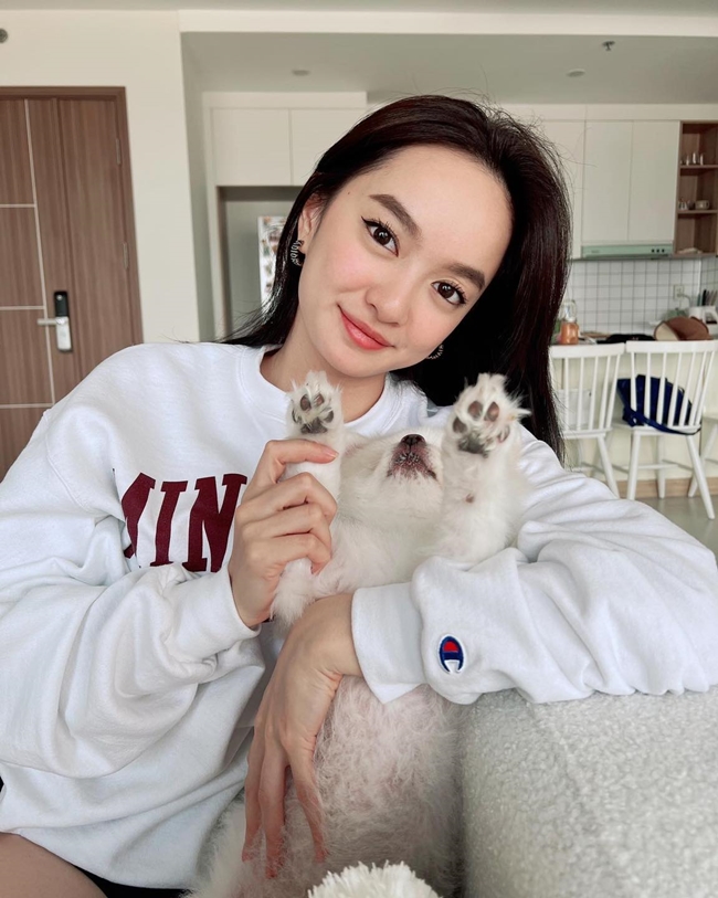 Kaity Nguyễn vốn sinh ra tại TP.HCM nhưng lớn lên trên đất Mỹ. Sau khi nổi lên nhờ clip hát nhép, cô lọt vào mắt xanh của&nbsp;của đạo diễn Charlie Nguyễn và được mời đóng vai chính trong Em chưa 18.
