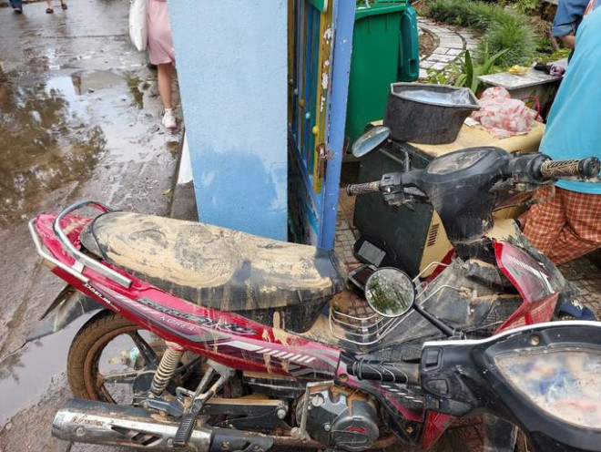 Hàng loạt xe máy bị đóng chặt bùn non sau trận mưa ngập lịch sử Đà Nẵng