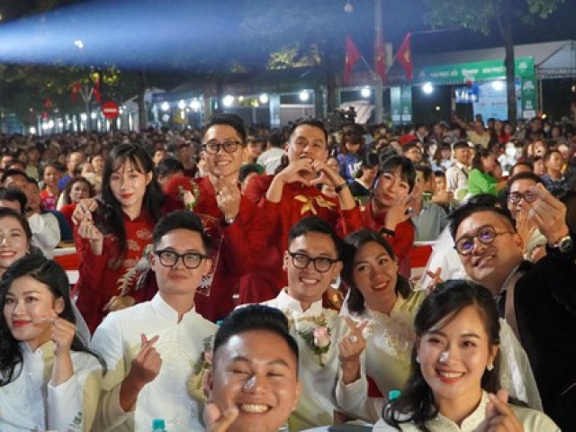 Bạn trẻ - Cuộc sống - Hàng ngàn khán giả Thủ đô chúc phúc 18 cặp đôi trong đám cưới tập thể