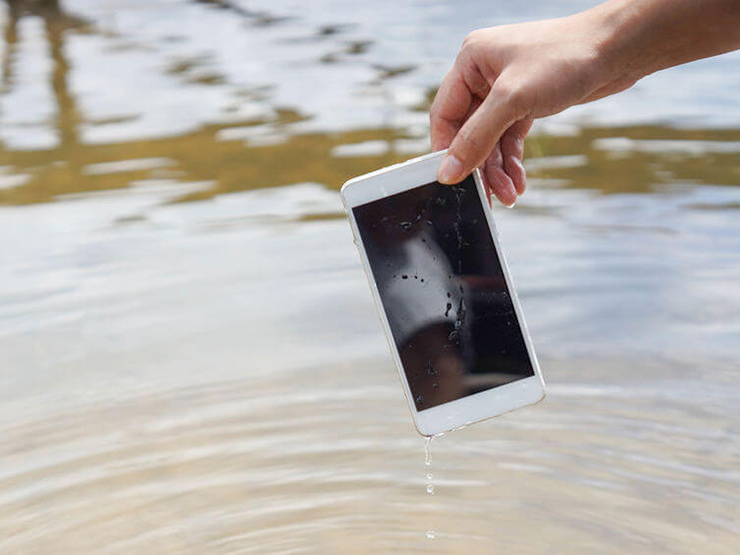 Thời trang Hi-tech - Cách cứu điện thoại bị ngâm mình dưới nước trong ngày lũ