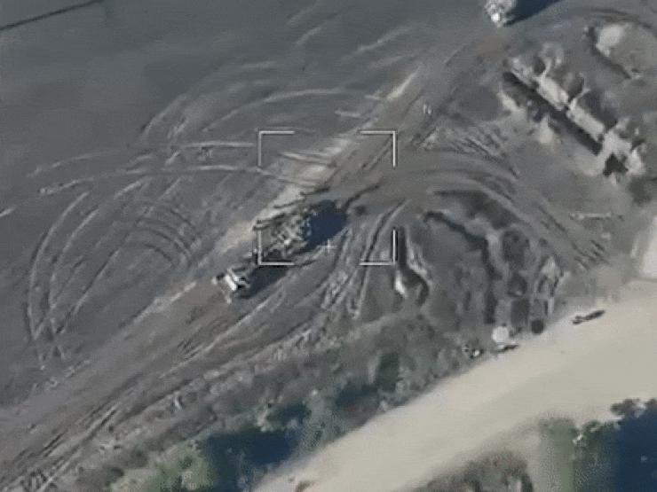Nga công bố video máy bay không người lái cảm tử lao thẳng vào xe tăng Ukraine
