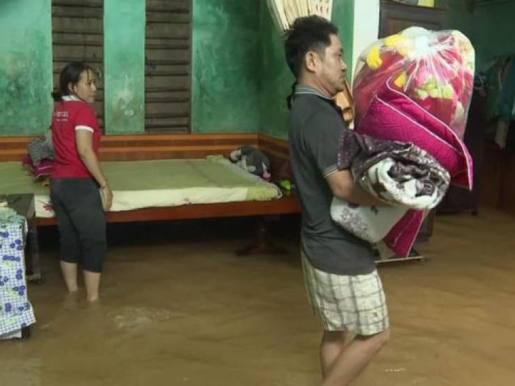 Tin tức trong ngày - Nước lên nhanh, người dân Lệ Thuỷ "chạy lũ" trắng đêm