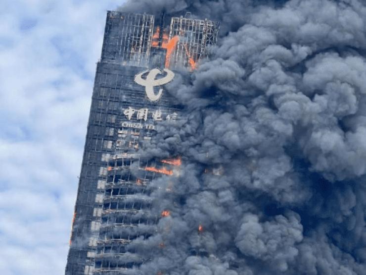 Cháy dữ dội tại tòa nhà cao hơn 200 m ở Trung Quốc