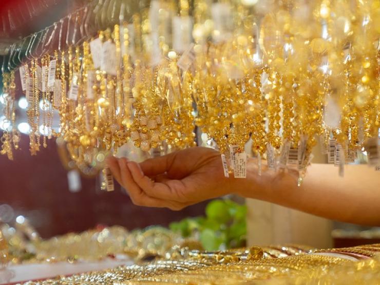 Kinh doanh - Giá vàng hôm nay 16/10: Vàng thế giới giảm thê thảm, vàng SJC vẫn tăng