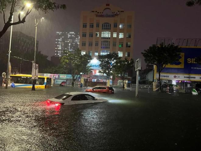 Hàng loạt ô tô chết máy chìm trong nước ở Đà Nẵng có được bồi thường? - 1