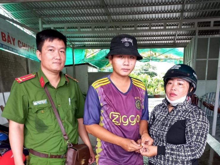 Tin tức trong ngày - Nhân viên cây xăng ở Cà Mau có hành động cực đẹp