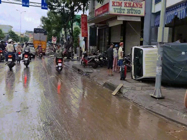 Đà Nẵng sau trận mưa ngập lịch sử: Đường phố xơ xác, xe chết máy nằm la liệt...