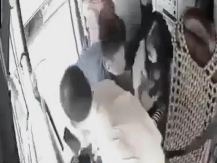 Tin tức trong ngày - Nóng trong tuần: Nhân viên nhà xe ngang nhiên “đè” cô gái trên xe khách