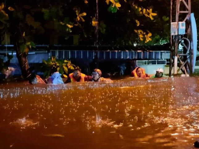 Nóng trong tuần: Nhân viên nhà xe ngang nhiên “đè” cô gái trên xe khách - 1