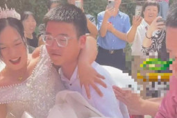 Bạn trẻ - Cuộc sống - Xúc động cảnh con trai 14 tuổi bế mẹ về nhà chồng mới trong ngày tái hôn