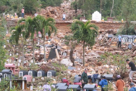 Tang thương hàng trăm ngôi mộ ở nghĩa trang lớn nhất Đà Nẵng bị mưa lũ cuốn trôi, đất đá vùi lấp