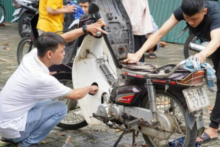 Nhóm thợ từ Quảng Nam ra Đà Nẵng sửa xe máy miễn phí cho dân vùng ngập