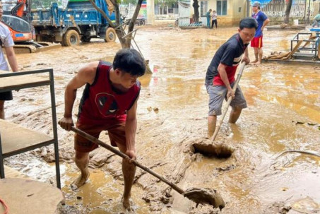 Trường học Đà Nẵng ngập trong bùn lầy, phải dùng máy múc để dọn dẹp