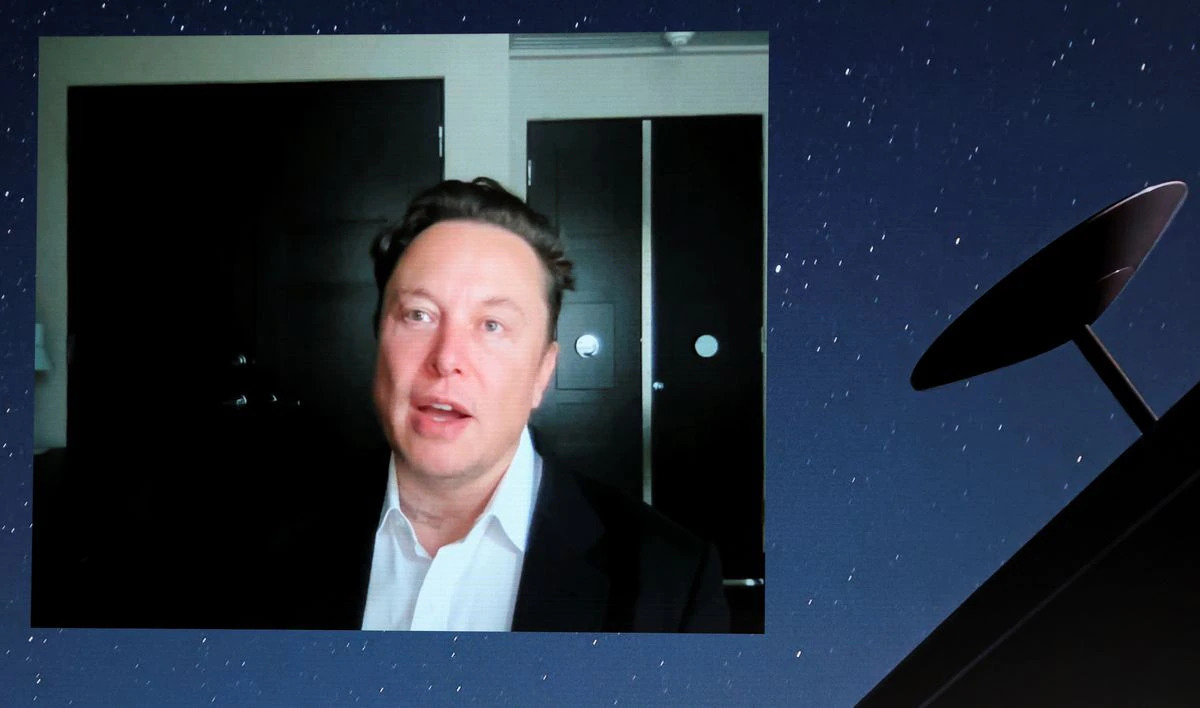Tỷ phú Elon Musk phát biểu trực tuyến trong một hội nghị công nghệ ở Tây Ban Nha (ảnh: Reuters)