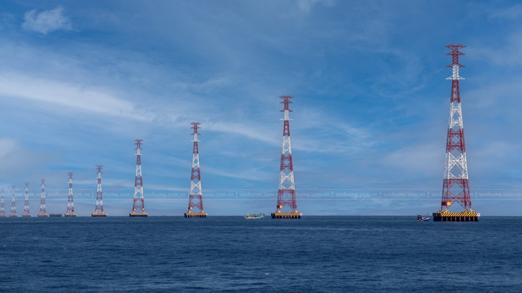 Đây là công trình đường dây vượt biển trên không cấp điện áp 220 kV dài nhất khu vực Đông Nam Á.
