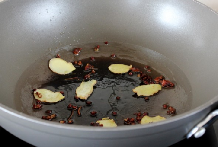 Cách làm đùi gà om rau củ ăn kèm cơm nóng cực ngon - 8