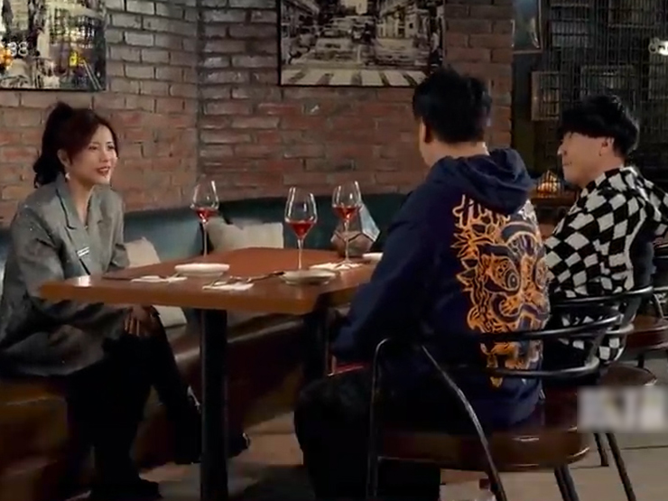 Clip hài hước - Ngã ngửa khi bệnh nhân tâm thần trốn viện ra đi xem mắt