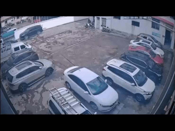 Ô tô - Clip: Pha lùi xe "cồng kềnh" của tài xế khiến bao người choáng váng