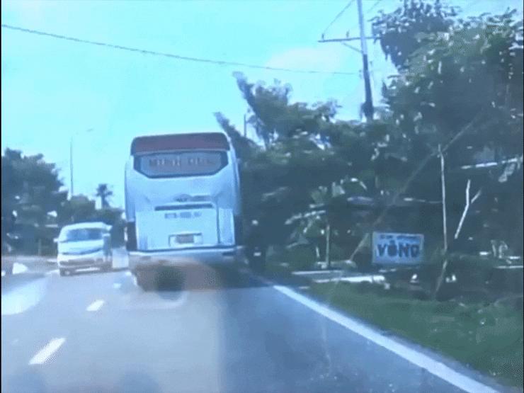 Xe máy - Xe đạp - Clip: Xe máy cố vượt phải xe khách nhận ngay cái kết nhớ đời