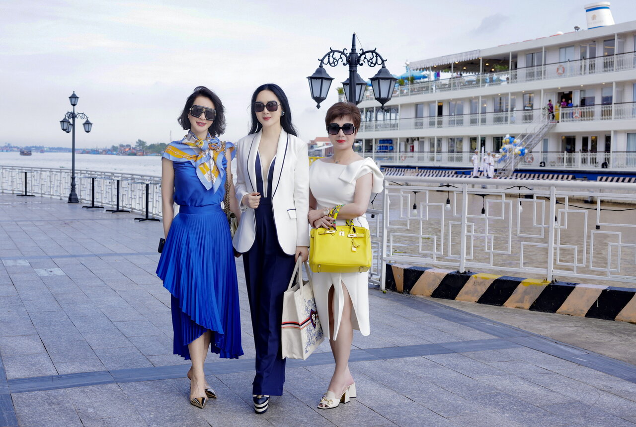 Thanh Mai, Giáng My ăn vận sang chảnh, lộng lẫy dự tiệc du thuyền - 1