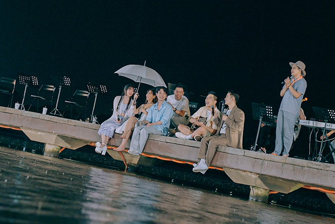 Hình ảnh các nghệ sĩ vui vẻ hát ca giữa trời mưa trong tập 4