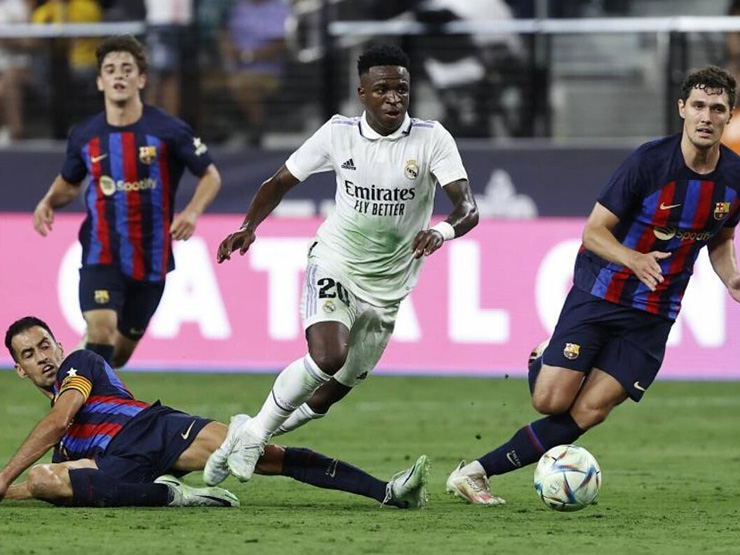 Bóng đá - Siêu đội hình kết hợp Real - Barca: Benzema bị Lewandowski "cướp chỗ"