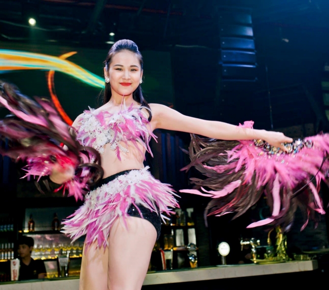 Là diễn viên múa, Phương Anh thường mặc gợi cảm trên sân khấu còn ngoài đời kín đáo.

