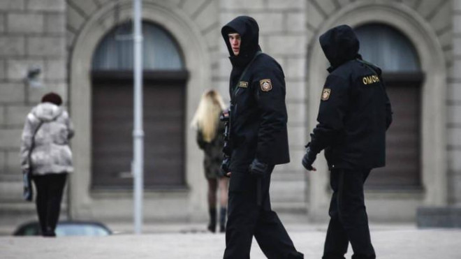 Cảnh sát vũ trang tuần tra quảng trường Oktyabrskaya, thủ đô Minsk, Belarus