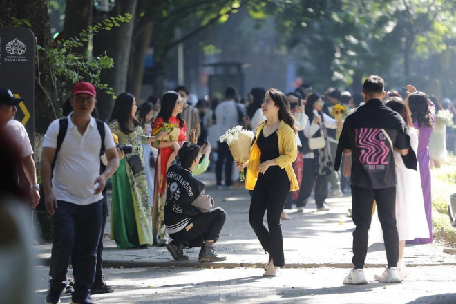 Mùa thu nắng vàng đẹp nao lòng, giới trẻ rộn ràng chụp ảnh trên con đường Hà Nội lãng mạn - 1