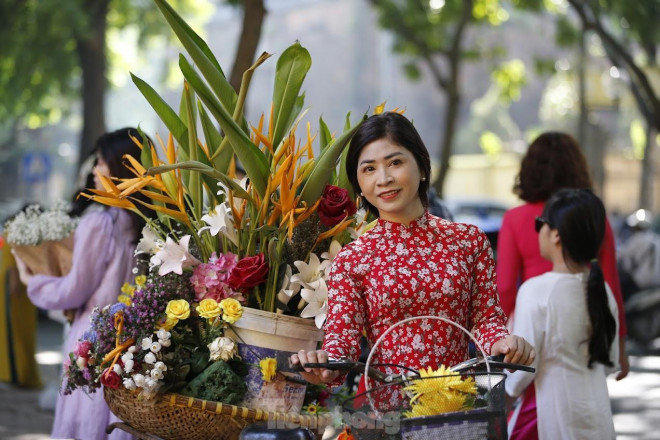 Mùa thu nắng vàng đẹp nao lòng, giới trẻ rộn ràng chụp ảnh trên con đường Hà Nội lãng mạn - 9