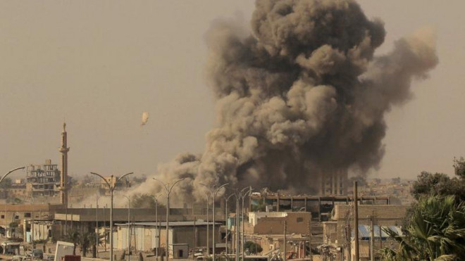 Cột khói bốc lên từ hiện trường một vụ không kích ở Syria. Ảnh: GettyImages