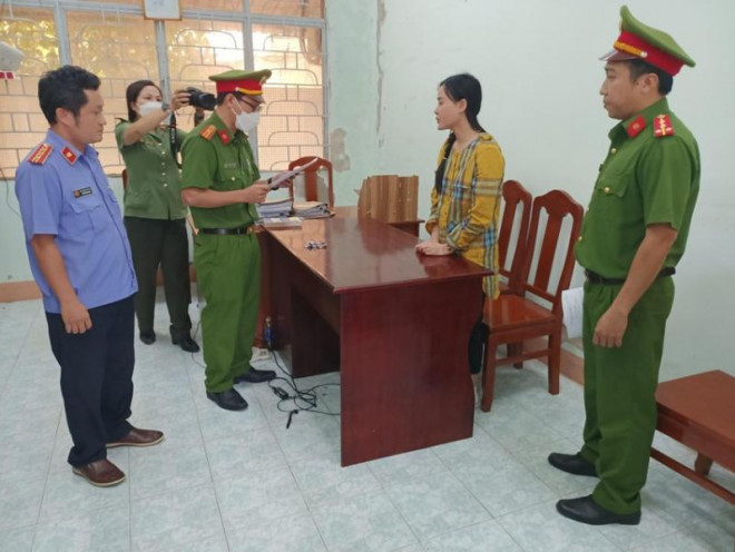 Cơ quan CSĐT Công an tỉnh Bình Thuận thi hành lệnh bắt tạm giam Ninh Thị Vân Anh.