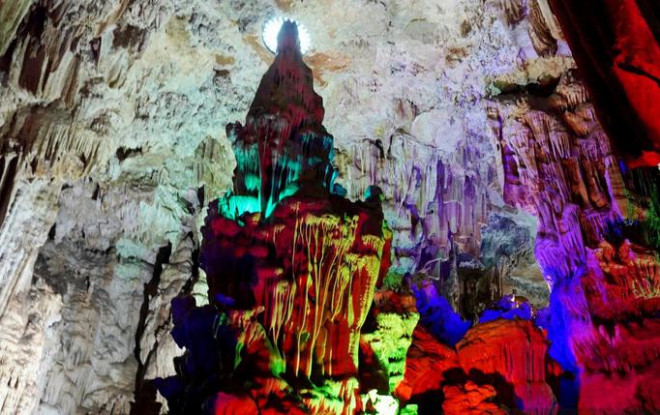 Bên trong chùa là động Kim Sơn, là 1 trong 7 động rộng và đẹp ở Kim Sơn, trong động có nhiều tấm bia có bút tích Hán Nôm ca ngợi cảnh đẹp của Kim Sơn