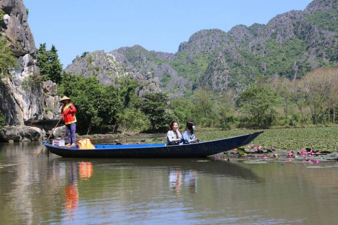 Du khách thả hồn trong khung cảnh thanh bình