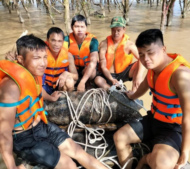 Công binh tỉnh Trà Vinh xử lý 2 quả bom nặng 465kg - 2