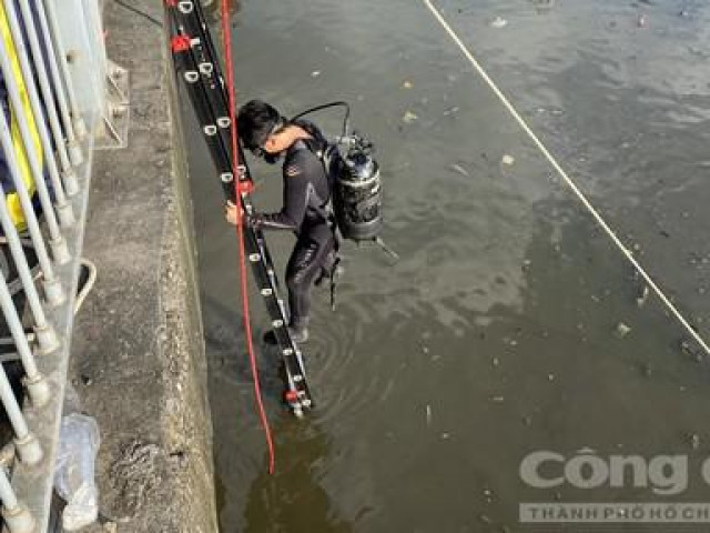 Pháp luật - Cảnh sát CNCH mò tìm tang vật là dao tự chế dưới dòng nước ô nhiễm