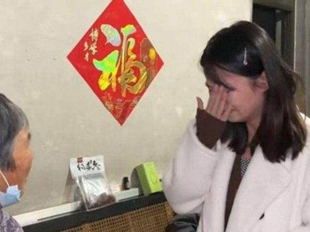 Bạn trẻ - Cuộc sống - Biết cháu trai sắp mua nhà, bà nội làm một việc khiến cháu dâu xúc động bật khóc