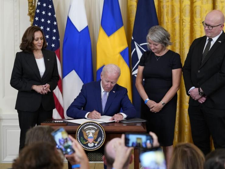 Ông Biden ký phê chuẩn Phần Lan, Thụy Điển gia nhập NATO