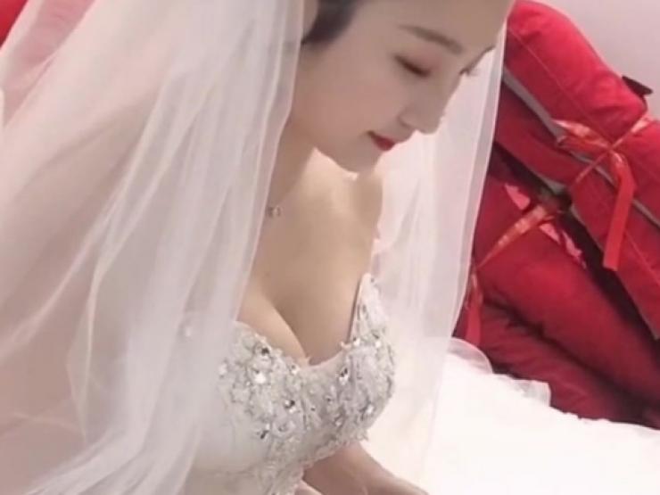 Thời trang - Cô dâu trẻ xăm ngực nhưng "dám" mặc váy cưới hở táo bạo khiến quan khách đứng hình