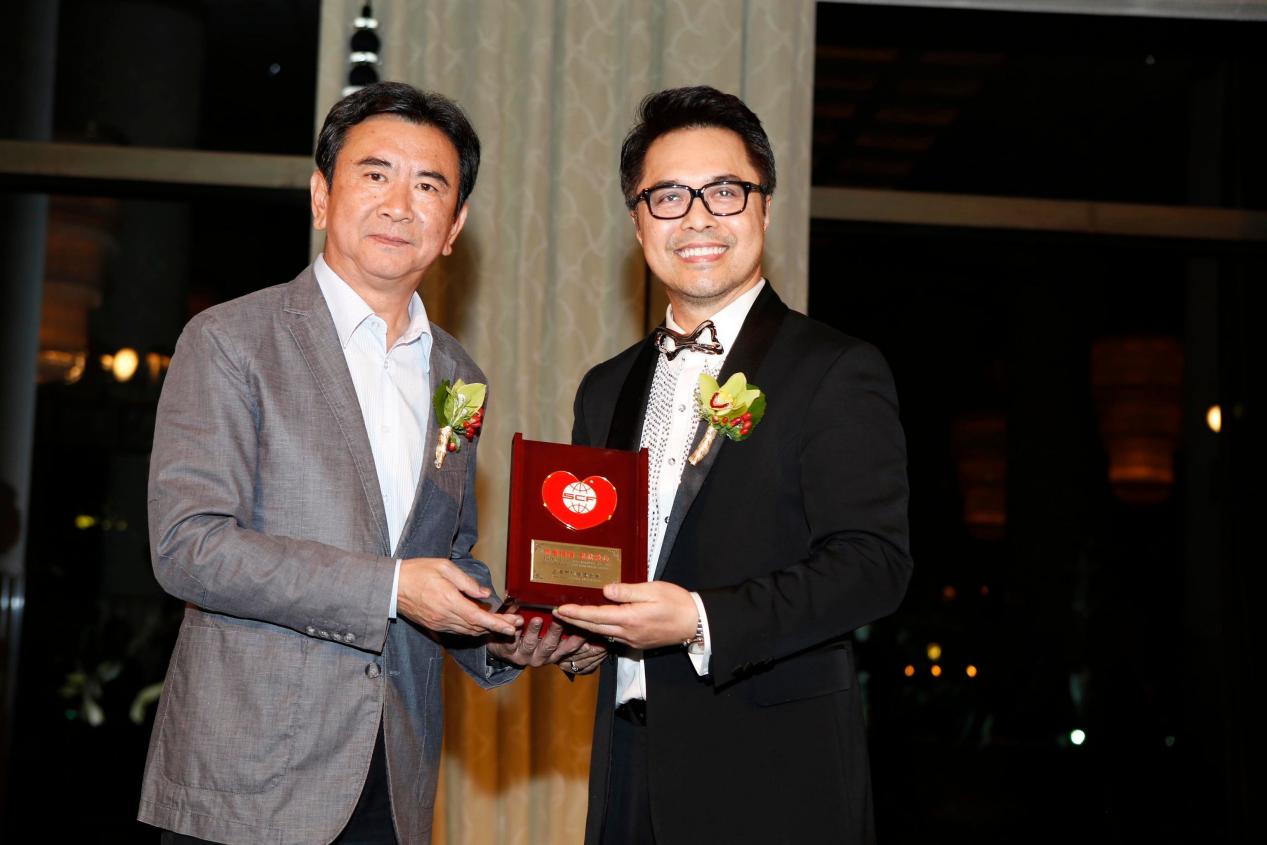 Hiệp sĩ - họa sĩ Daniel K. Winn (bên&nbsp;phải) trong một buổi trao giải thưởng quốc tế.